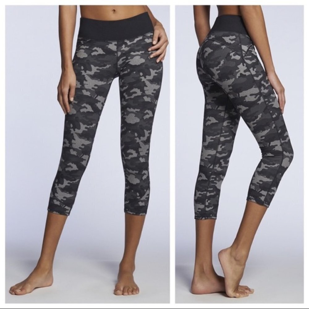 Fabletics camo Lima crop leggings *BOGO*‎